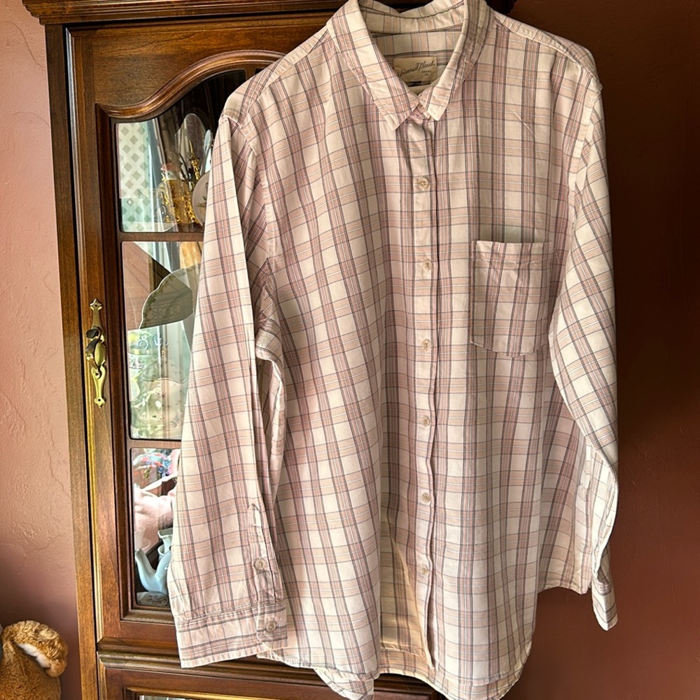 Universal Thread Goods Co. women’s long sleeve button down top in pastel colors.